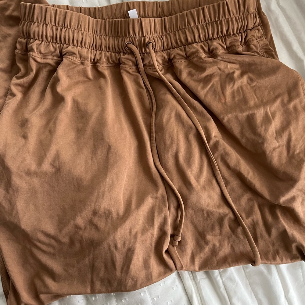 Fabletics Camel Joggers. Large. NWOT